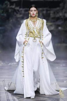 圖展山河盛景，服飾乾坤方儀――熊英|乾坤？方儀2022SS中國國際時(shí)裝周開幕大秀震撼上演
