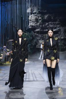 圖展山河盛景，服飾乾坤方儀――熊英|乾坤？方儀2022SS中國國際時(shí)裝周開幕大秀震撼上演
