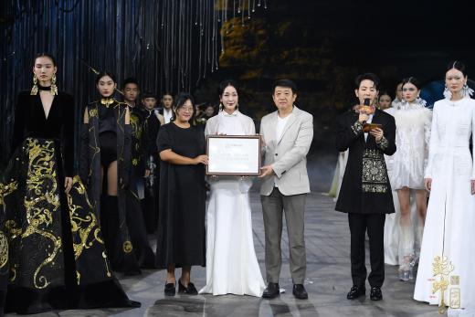 圖展山河盛景，服飾乾坤方儀――熊英|乾坤？方儀2022SS中國國際時(shí)裝周開幕大秀震撼上演