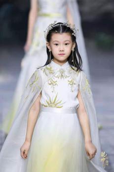圖展山河盛景，服飾乾坤方儀――熊英|乾坤？方儀2022SS中國國際時(shí)裝周開幕大秀震撼上演