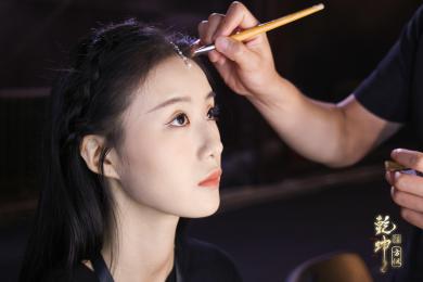 圖展山河盛景，服飾乾坤方儀――熊英|乾坤？方儀2022SS中國國際時(shí)裝周開幕大秀震撼上演