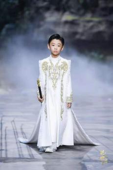 圖展山河盛景，服飾乾坤方儀――熊英|乾坤？方儀2022SS中國國際時(shí)裝周開幕大秀震撼上演