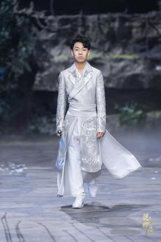 圖展山河盛景，服飾乾坤方儀――熊英|乾坤？方儀2022SS中國國際時(shí)裝周開幕大秀震撼上演
