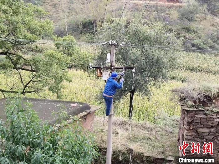 甘魚村搶修現(xiàn)場?！⊥踬F東 攝