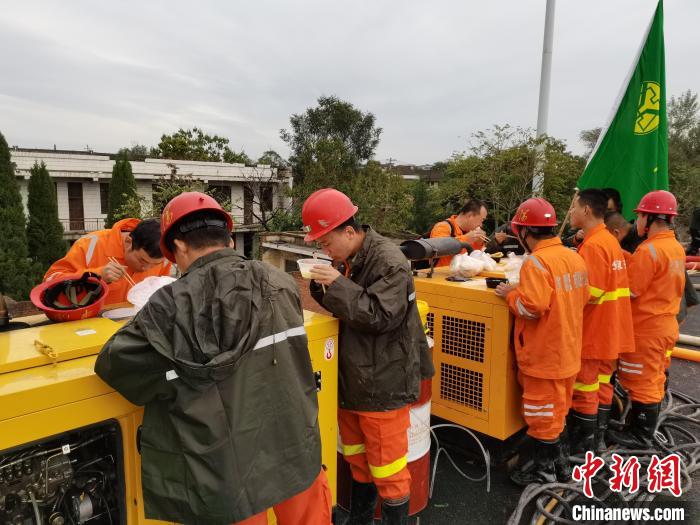 救援隊員作業(yè)間隙匆忙就餐?！∪A陽集團供圖