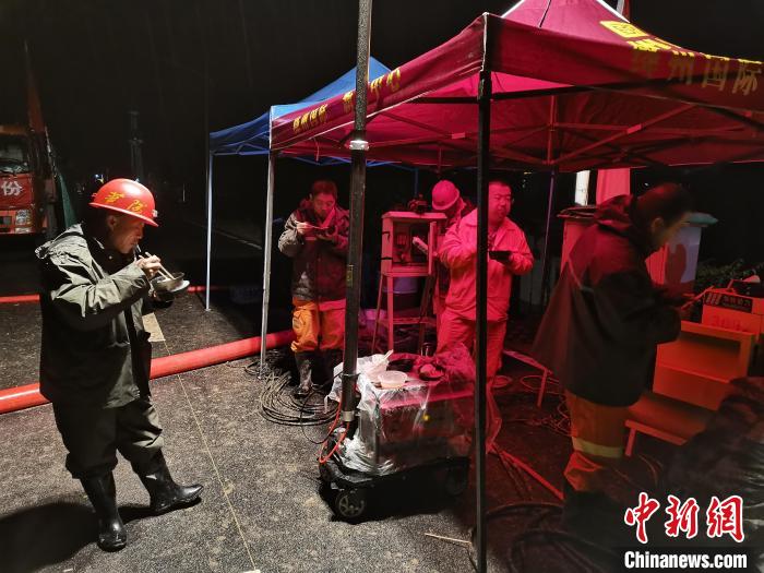救援隊員夜間簡易就餐?！∪A陽集團供圖