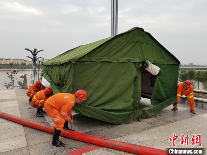 救援人員現(xiàn)場作業(yè)。　華陽集團供圖