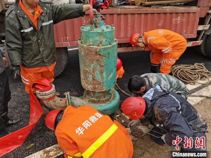 華陽救援隊員檢驗設備?！∪A陽集團供圖