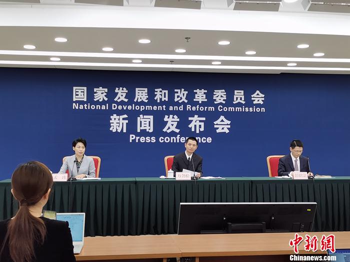 10月12日，國(guó)家發(fā)展改革委介紹進(jìn)一步深化燃煤發(fā)電上網(wǎng)電價(jià)市場(chǎng)化改革有關(guān)情況。<a target='_blank' href='http://www.chinanews.com/' >中新網(wǎng)</a>記者 李金磊 攝
