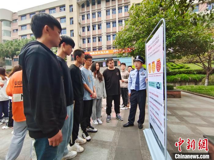 重慶市公安局九龍坡區(qū)分局近日組織多個單位，在校園內(nèi)開展“網(wǎng)絡(luò)安全進校園”活動。　重慶市公安局九龍坡區(qū)分局 攝