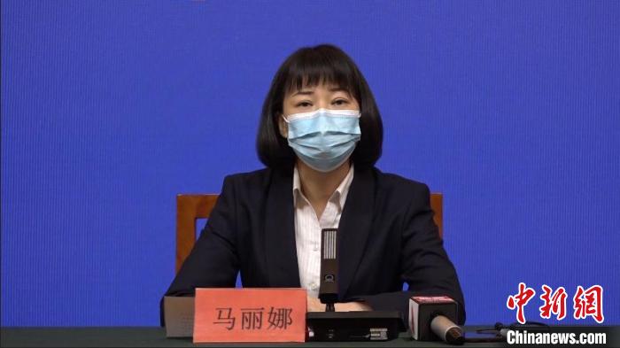 烏魯木齊市頭屯河區(qū)副區(qū)長馬麗娜稱，將全力以赴做好疫情防控工作，堅決防止疫情蔓延擴散。　趙雅敏 攝