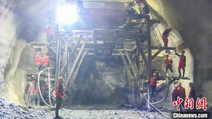 中鐵六局太原公司克服困難，正洞突破月最高進尺258米，斜井單月進尺190米的紀錄。　童偉 攝