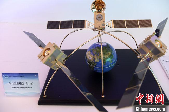 圖為論壇專題展覽展出的北斗衛(wèi)星模具?！±顥?攝