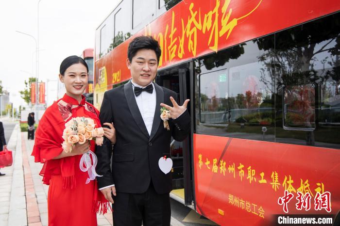 圖為新人們依次登上雙層公交婚車?！⊥跬?攝