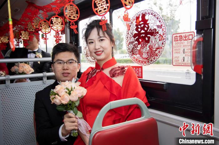 圖為雙層公交婚車裝扮得喜氣洋洋。　王威 攝