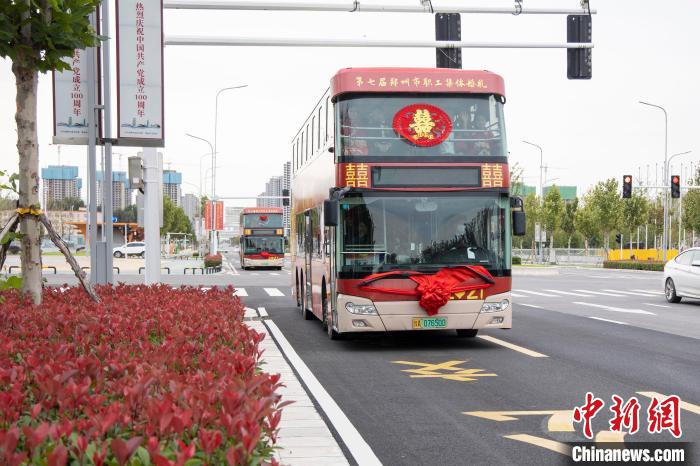 圖為載著新人們的雙層公交婚車在市區(qū)行駛?！⊥跬?攝