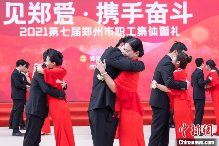 圖為新人們在集體婚禮現(xiàn)場浪漫相擁。　王威 攝