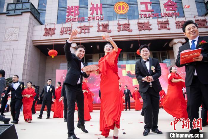 圖為新人為現(xiàn)場觀禮親友分撒喜糖?！⊥跬?攝