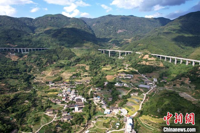 林柄村依山而建，風(fēng)光旖旎?！⊥鯑|明 攝
