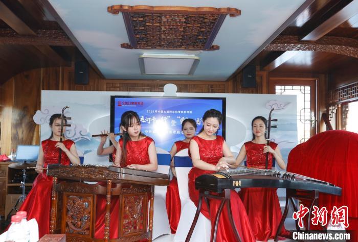 民樂團在行走于運河上的一艘畫舫內(nèi)演奏。　<a target='_blank' href='http://www.chinanews.com/'>中新社</a>記者 盛佳鵬 攝