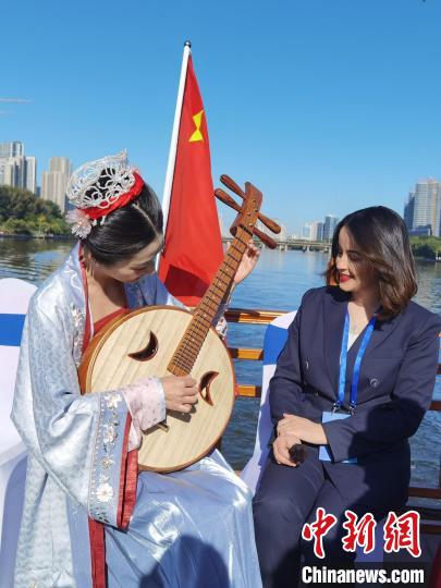 迪拜中阿衛(wèi)視記者伊曼(右)“討教”如何彈上一曲“千古絕唱”?！?lt;a target='_blank' href='http://www.chinanews.com/'>中新社</a>記者 盛佳鵬 攝