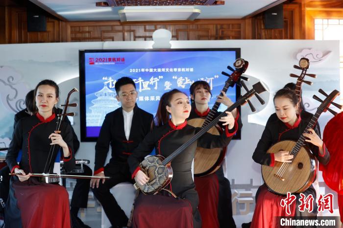 民樂團在行走于運河上的一艘畫舫內(nèi)演奏?！?lt;a target='_blank' href='http://www.chinanews.com/'>中新社</a>記者 盛佳鵬 攝