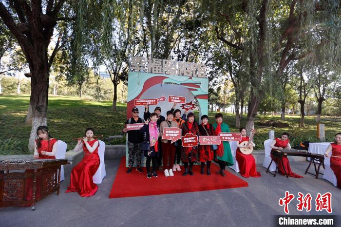 民樂團在運河岸邊演奏。圖為民眾紛紛打卡“幸福照相館”。　<a target='_blank' href='http://www.chinanews.com/'>中新社</a>記者 盛佳鵬 攝