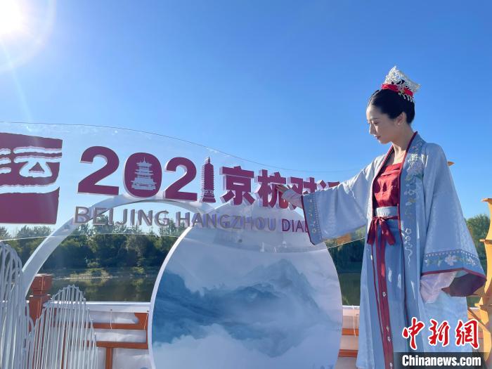 一名身著漢服的采風(fēng)團成員在啟動儀式現(xiàn)場“打卡”?！堨蠚g 攝