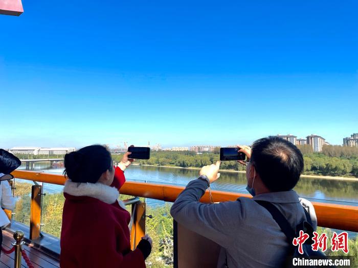 游客在月島觀景臺上拍照留念?！堨蠚g 攝