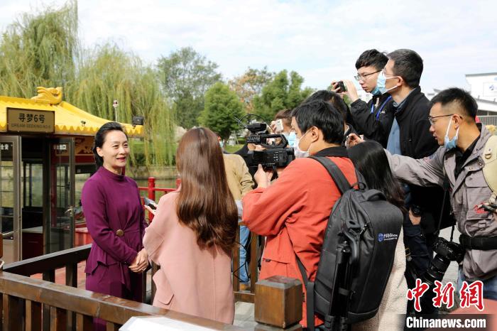 10月18日，臺(tái)兒莊古城旅游集團(tuán)副總經(jīng)理黃曉莉接受中外媒體記者采訪?！∩骋婟?攝