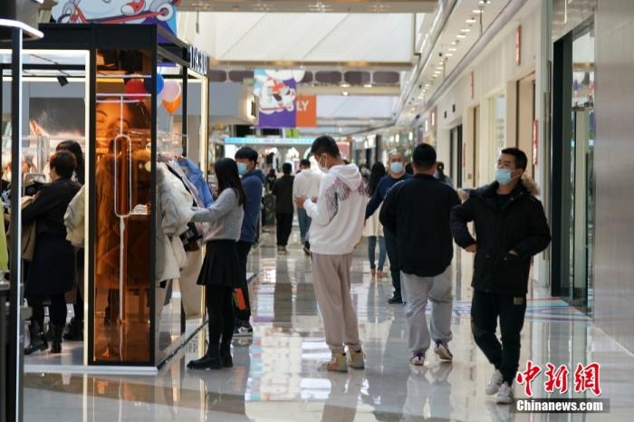 資料圖：市民在商場(chǎng)內(nèi)購(gòu)物。<a target='_blank' href='http://www.chinanews.com/'>中新社</a>發(fā) 孫漢侖 攝