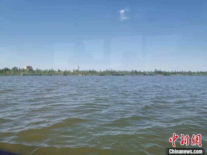 圖為庫布其沙漠中的七星湖。　烏婭娜 攝