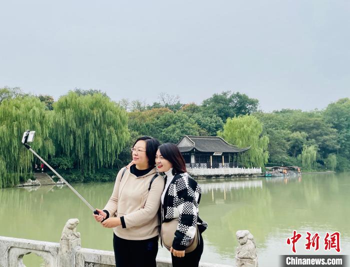 游客在瘦西湖合影留念?！堨蠚g 攝