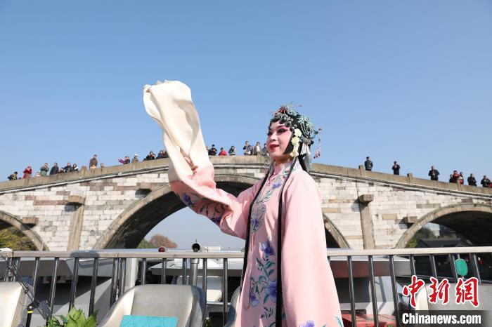 2019京杭對(duì)話大運(yùn)河京杭雅集活動(dòng)，浙江昆劇團(tuán)國(guó)家一級(jí)演員楊崑在大運(yùn)河(杭州段)上進(jìn)行表演?！⌒燔?攝 攝