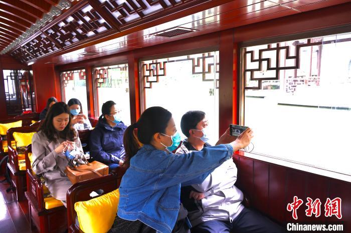 采風(fēng)團(tuán)成員乘坐畫舫游覽揚(yáng)州瘦西湖?！°蟛?攝