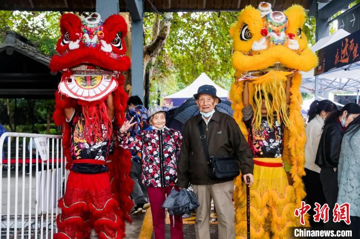 杭州市民和舞獅合影?！≈鬓k方 供圖