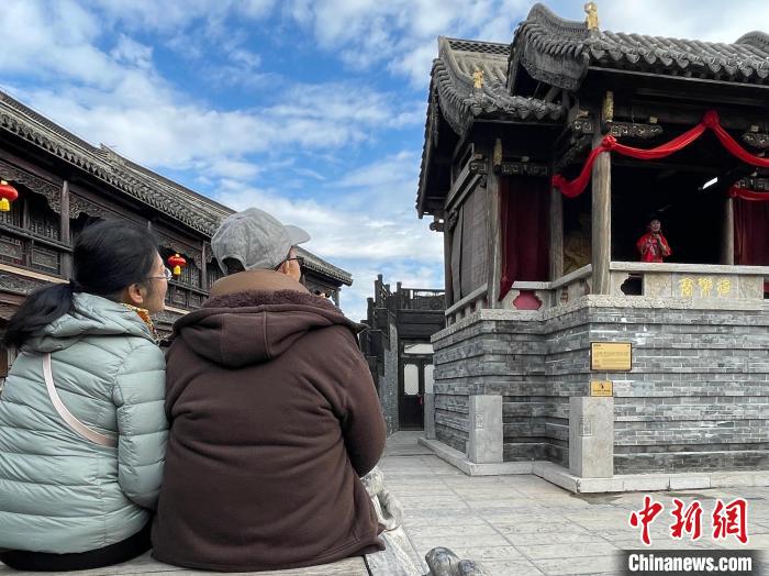 游客在臺(tái)兒莊古城欣賞戲曲演出?！堨蠚g 攝