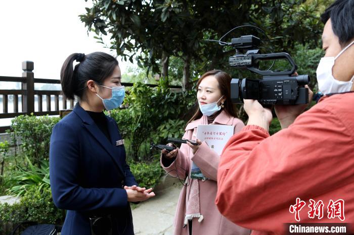 <a target='_blank' href='http://www.chinanews.com/'>中新社</a>記者在運(yùn)河邊采訪趙雅樂?！∩骋婟?攝