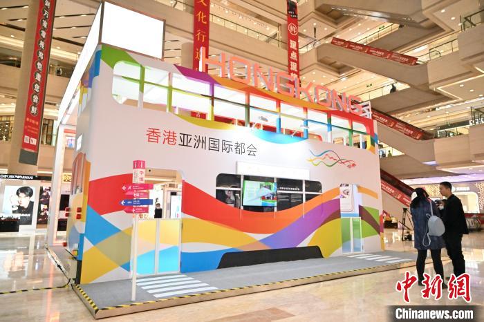 10月22日，內(nèi)蒙古自治區(qū)呼和浩特市，觀眾參觀香港非物質(zhì)文化遺產(chǎn)展。　劉文華 攝