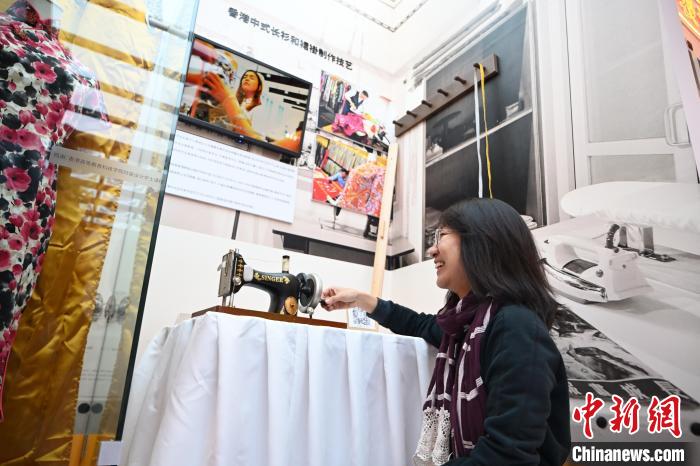 10月22日，觀眾與香港非物質(zhì)文化遺產(chǎn)展上的展品互動。　劉文華 攝
