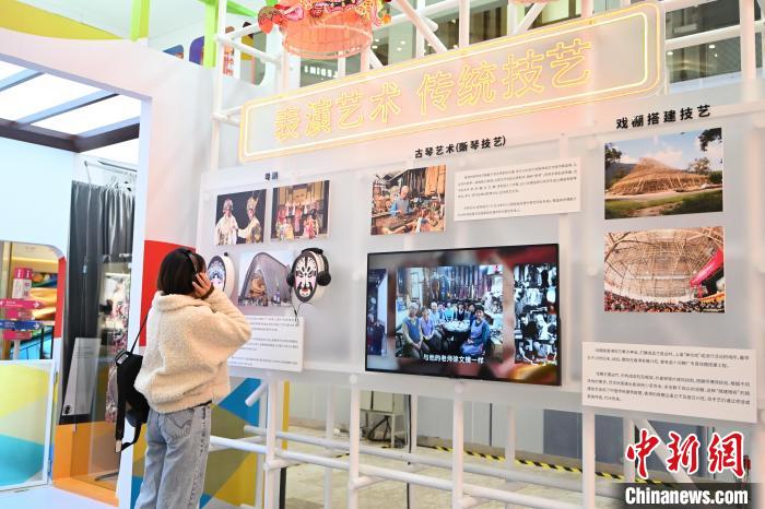 10月22日，香港非物質(zhì)文化遺產(chǎn)展上，市民戴耳機(jī)體驗。