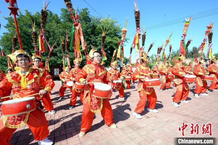 河北省隆堯縣千戶營(yíng)鄉(xiāng)招子鼓廣場(chǎng)上，隆堯縣滏陽(yáng)中學(xué)的學(xué)生們?cè)诰毩?xí)招子鼓。　杜柏樺 攝