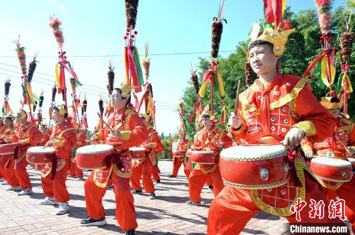 河北省隆堯縣千戶營(yíng)鄉(xiāng)招子鼓廣場(chǎng)上，隆堯縣滏陽(yáng)中學(xué)的學(xué)生們?cè)诰毩?xí)招子鼓?！《虐貥?攝