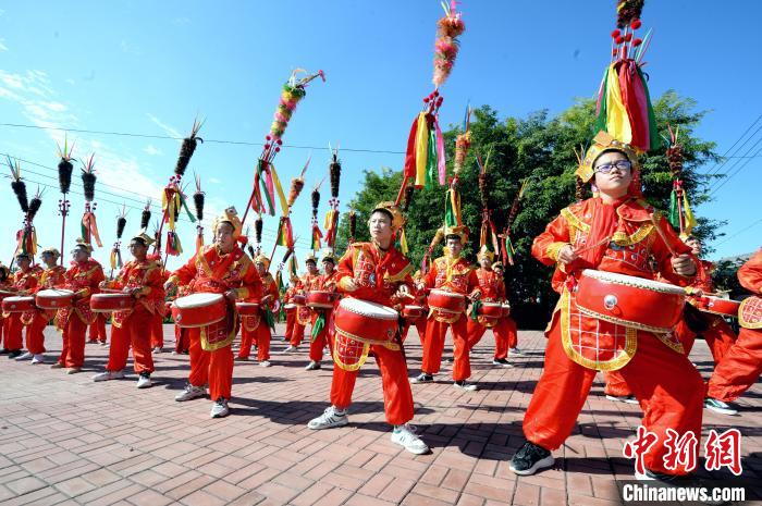 河北省隆堯縣千戶營(yíng)鄉(xiāng)招子鼓廣場(chǎng)上，隆堯縣滏陽(yáng)中學(xué)的學(xué)生們?cè)诰毩?xí)招子鼓?！《虐貥?攝