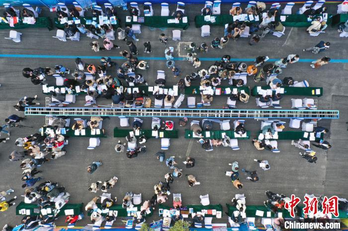 圖為航拍下的南昌大學前湖校區(qū)校園招聘活動戶外現(xiàn)場?！⒄祭?攝