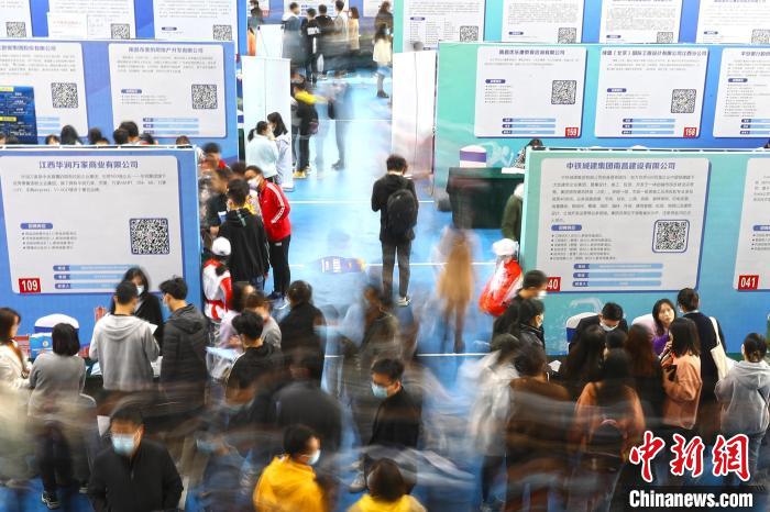 圖為南昌大學前湖校區(qū)校園招聘活動現(xiàn)場，求職的學生人潮涌動?！⒄祭?攝