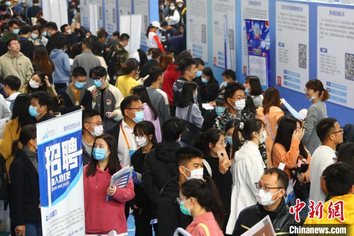 圖為南昌大學前湖校區(qū)校園招聘活動現(xiàn)場，求職的學生人潮涌動。　劉占昆 攝