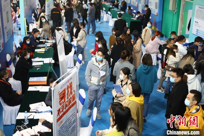 圖為南昌大學前湖校區(qū)校園招聘活動現(xiàn)場的求職人員?！⒄祭?攝