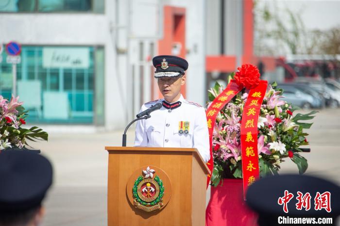 香港特區(qū)政府消防處處長(zhǎng)梁偉雄在儀式上致辭?！≌侣勌幑﹫D