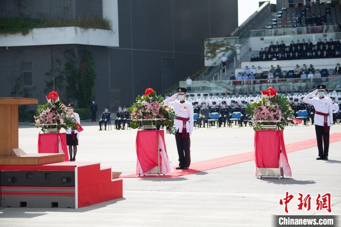 香港特區(qū)政府消防處處長(zhǎng)梁偉雄等在儀式上敬禮?！≌侣勌幑﹫D